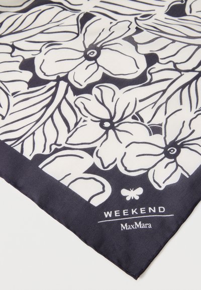 Γωνία μαντήλι με ασπρόμαυρα floral και φυλλώδη μοτίβα, μικρή πεταλούδα και κείμενο "WEEKEND MaxMara" σε μαύρο περίγραμμα.