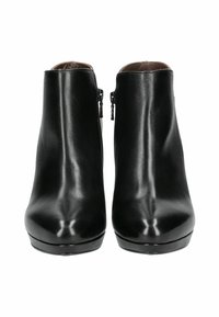 Bottines en cuir noir avec une texture lisse, bout pointu et zips sur les côtés. Caractéristiques d'un design élégant avec une finition brillante.