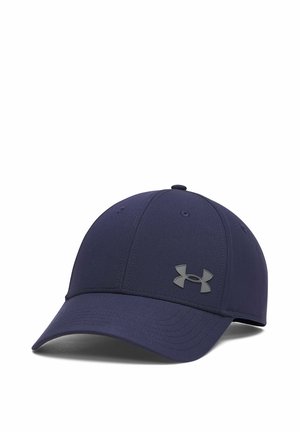 Marineblauwe honkbalpet met gebogen klep en een grijs Under Armour-logo aan de voorkant, afgebeeld op een effen witte achtergrond.