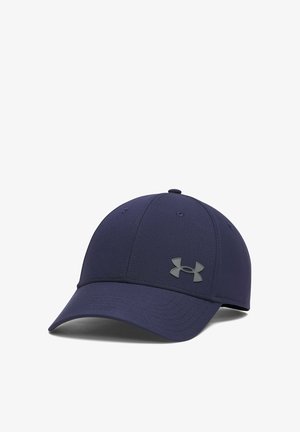 Marineblauwe honkbalpet met gebogen klep en een grijs Under Armour-logo aan de voorkant, afgebeeld op een effen witte achtergrond.