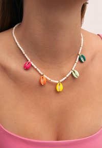 Halsketting met witte kralen en kleurrijke schelpbedels in roze, oranje, geel, groen en turkoois, verfraaid met gouden details.