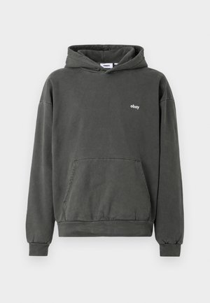 Hoodie cinza escuro feito de algodão macio, com um bolso canguru na frente e um discreto logo branco "obey" no peito. Ajuste clássico e relaxado.