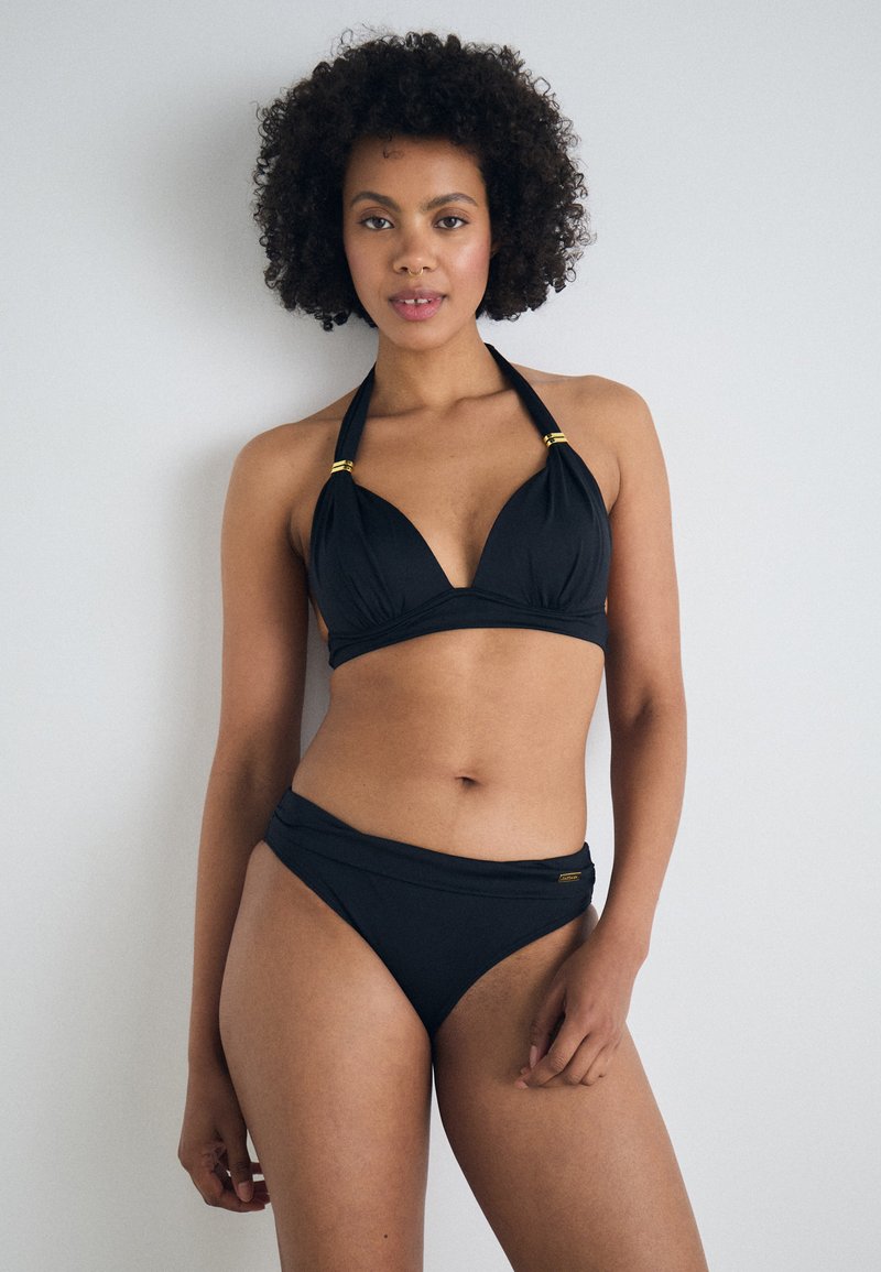 Svart bikini-sett med halterneck-top med gull-akenter, dyp utringning og lavt liv med glatt tekstur og minimalistisk design.