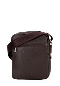 Hnědá kožená crossbody kabelka s texturovaným povrchem, nastavitelním popruhem a přední kapsou na zip. Čtvercového tvaru s čistými liniemi.
