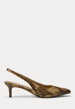 Hnedá slingback lodička s hadím vzorom, špicatou špičkou a nízkym zakriveným opätkom na bielom pozadí.