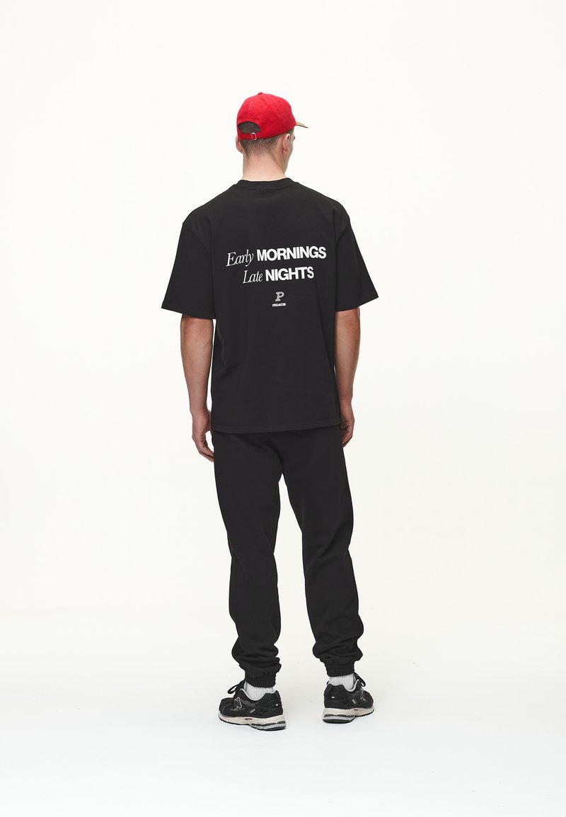 Pegador - BALDOCK OVERSIZED TEE - T-shirts med print - washed black, Forstørre