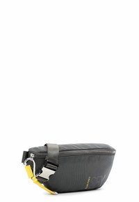 Sacoche de taille compacte gris texturé avec fermeture éclair, sangle noire, boucle argentée et petit détail d'étiquette jaune sur le côté.