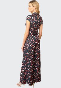 Maxikleid aus dunkelblauem Stoff mit mehrfarbigen abstrakten Mustern. Es hat kurze Ärmel, ein gebundenes Rückendetail und eine fließende Silhouette.