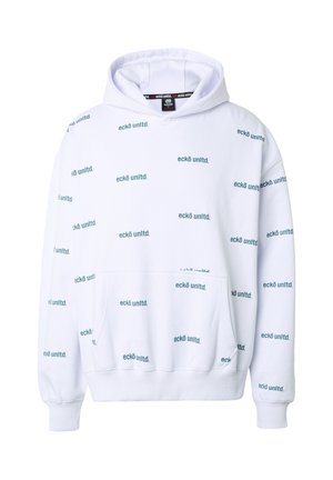 Sweat à capuche blanc avec motif répétitif du texte « eckō unltd. » en vert foncé et une poche kangourou à l'avant.