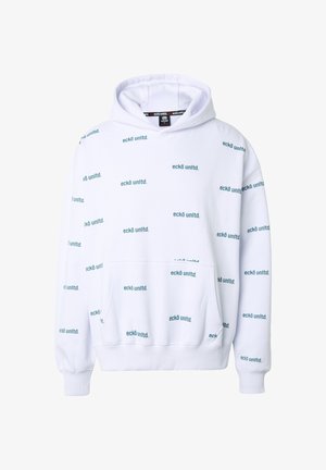 Witte hoodie met herhaald "eckō unltd." tekstpatroon in donkergroen en een voorzak met kangaroo-stijl.