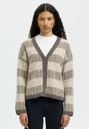 Beige en bruine gestreepte cardigan gemaakt van textuurgaren, met een V-hals, knoopsluiting en geribbelde manchetten. Verkorte lengte.