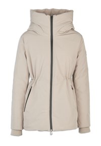 Chaqueta aislante beige con cuello alto, cremallera frontal, cintura con cordón, dos bolsillos laterales y puños de punto. Textura de tela suave.