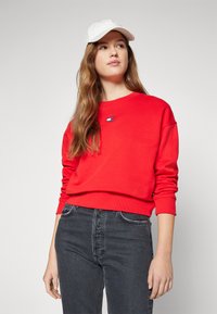 Tommy Jeans BADGE CREW EXT - Mikina - deep crimson