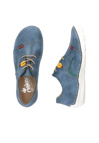 Scarpe in pelle blu con cuciture a contrasto, punta rotonda e design con lacci. Gli accenti notevoli includono un'anatra gialla e un quadrato rosso sul lato.