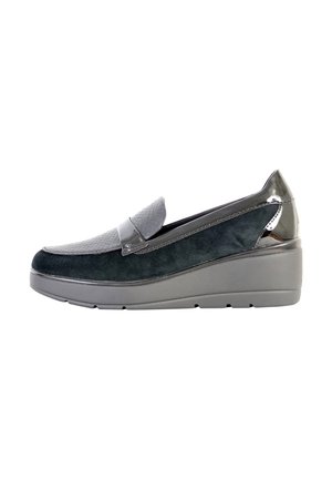 Scarpa slip-on in suede verde scuro con tomaia grigia tessurizzata, dettagli grigi lucidi e suola a zeppa. Senza motivi visibili, superficie liscia.