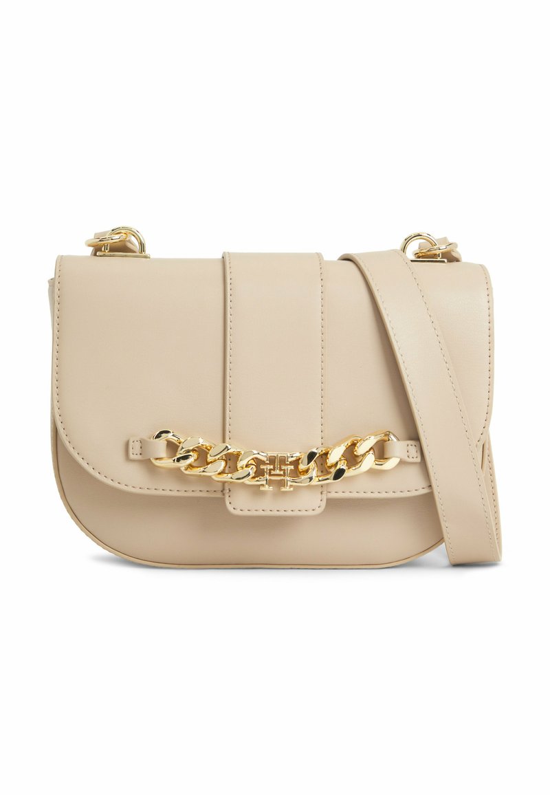 Borsa a tracolla in pelle beige con design piatto, accentuata da una catena dorata sulla patta e cinturino regolabile. Texture liscia e stile minimalista.
