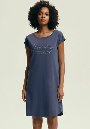 Granatowa sukienka z krótkimi rękawami i okrągłym dekoltem, ozdobiona białym, pisanym tekstem. Miękki, gładki materiał o luźnym kroju.