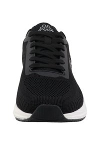 Must must sandaal, mille koos õhku läbilaskva pealsega, tekstuursete paeltega ja valge tallaga. Ees on selgelt nähtav logo nii keele peal kui ka külgpanelil.