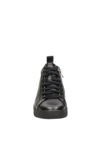 Zapatillas de cuero negro con puntera redonda, cordones planos y un cremallera lateral. Incluye una pestaña de tela en el talón para facilitar su uso.