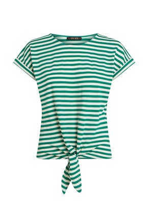 Groen-wit gestreept T-shirt met korte mouwen, een ronde hals en een knoopdetail aan de voorkant bij de taille. Gemaakt van een gladde stof.