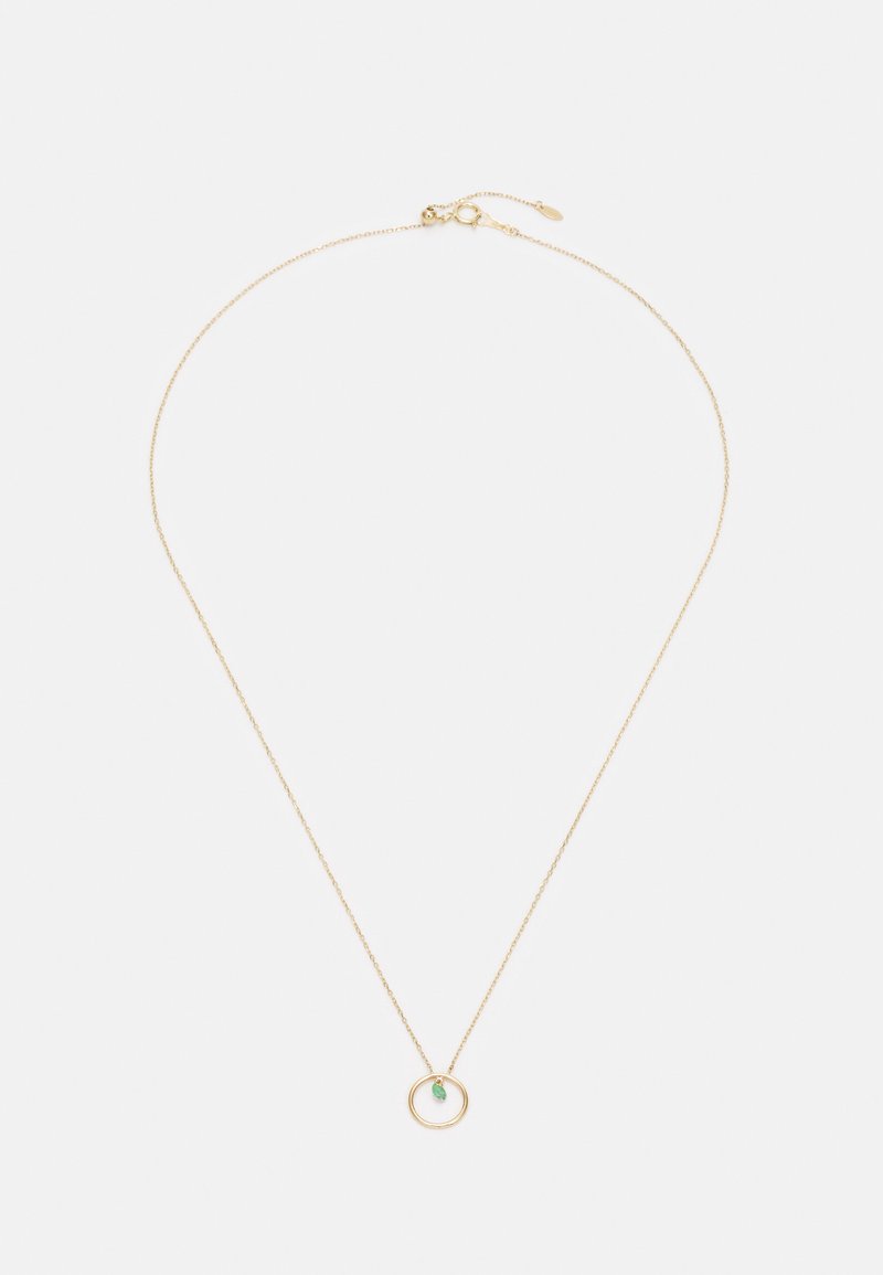 Zlato-tonirana ogrlica z nežno verigo, ki ima okroglo visoko kakovostno obesek s turkiznim odtenkom, gladko površino in minimalističen dizajn.