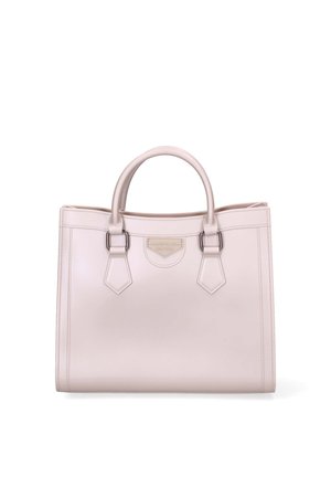 Hellrosa Leder-Shopper mit zwei Griffen und einem mittig unter den Griffen angebrachten metallischen Logo-Schild auf schlichtem weißem Hintergrund.