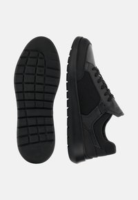 Črne športne copate z zgornjim delom iz teksturirane usnjene tkanine, mrežnim panelom, oblazinjenim ovratnikom in trdnim gumijastim podplatom s patterned vzorcem.