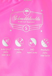 Rózsaszín vízálló anyag ezüst szöveggel és ikonokkal, szélálló, teljesen ragasztott varratokkal és légáteresztő elemekkel. Méret: S.