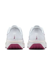Scarpe da ginnastica bianche con una tomaia in mesh testurizzato, dettagli rosa, suola ammortizzata e supporto tallone prominente; logo Nike sul tallone.
