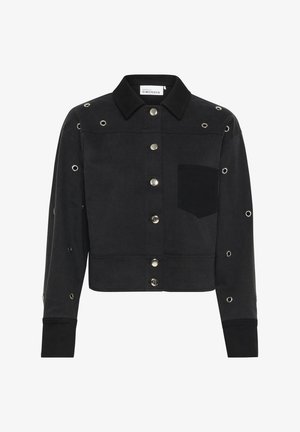 Zwarte cropped denim jack met zilveren drukknoopjes, voorzien van metalen oogjes op de mouwen, een borstzak en een puntige kraag.