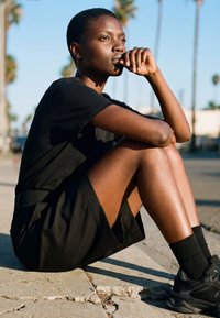 Urban Classics PLEATED BERMUDA  - Shorts - black