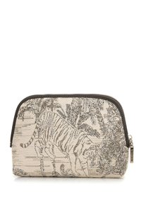 Beige textiel pouch met een gedetailleerd tijgerontwerp, ritssluiting en bruine accenten. Compacte, gebogen vorm met een gestructureerd oppervlak.