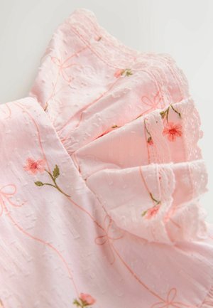 Šviesiai rožinė audinio suknelė su gėlių siuvinėjimu ir tekstūriniais raštais. Turi volangines rankoves ir subtilią nėrinių apdailą kraštuose.