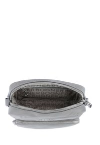Borsa a tracolla in pelle grigia con zip argentata, dotata di un ampio interno foderato con un motivo testuale del marchio ripetuto.