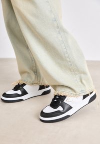 DAISO - Sneakers basse - white/black