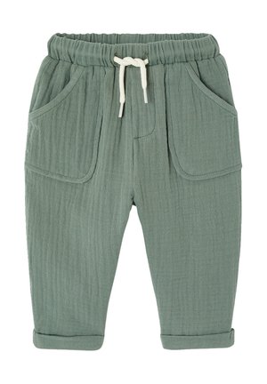 Weiche grüne Kinderhose mit elastischem Bund, weißem Kordelzug, aufgesetzten Vorder taschen und hochgekrempelten Bündchen.