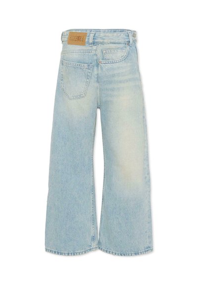 Jean en denim bleu clair à jambes larges avec poches arrière et une étiquette de marque en cuir beige sur la ceinture, vu de dos.
