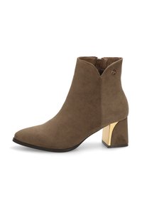 Bota de ante marrón hasta el tobillo con punta afilada, acabado texturizado y un acento de tacón en bloque dorado. Cuenta con un zipper lateral para facilitar su uso.