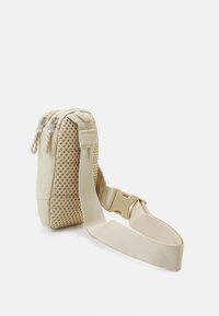 Nike Sportswear ESSENTIALS CROSSBODY UNISEX - Rankinė per petį - sanddrift/sail/baroque brown