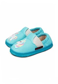 Turquoise canvas slippers met een eenhoorn borduring, grijze verstelbare banden en een gestructureerde blauwe zool. Zacht, gewatteerd interieur voor comfort.