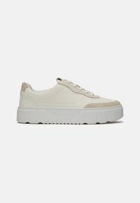 Sneakers bianchi in pelle con un accento in suede beige texture sulla punta; presentano una spessa suola in gomma bianca e una chiusura con lacci tradizionale.