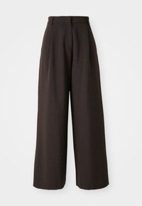 Pantaloni a gamba larga in tessuto marrone scuro, con vita alta, pieghe e una texture liscia. Senza tasche visibili o dettagli in metallo.