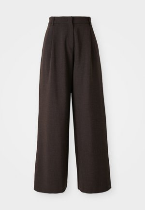 Wijd-uitlopende broeken van donkerbruine stof, met een hoge taille, plooien en een gladde textuur. Geen zichtbare zakken of hardwaredetails.