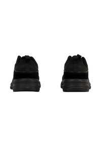 Des chaussures de sport noires avec une tige en tissu lisse, des accents texturés et une semelle rembourrée, dotées de tirettes au talon pour un enfilage facile.