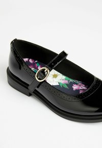 Lipsy REGULAR FIT - FLAT DOLLY  - Baleríny s páskem - black