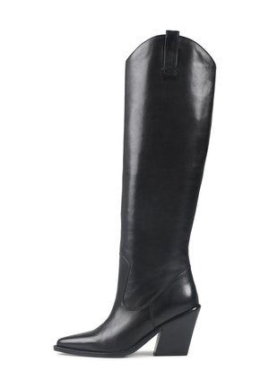Botte en cuir noir arrivant au genou avec un avant-pointu, un talon angulaire et des détails de couture. Texture lisse avec une finition élégante.