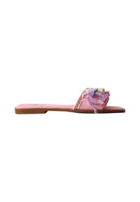 Sandale plate rose à enfiler avec des pompons en tissu multicolores et une bordure tressée sur la bride, et une semelle marron.