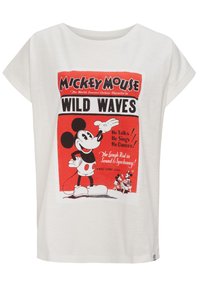 T-shirt blanc à manches courtes avec un graphique de Mickey Mouse rouge et noir, accompagné du texte "Wild Waves" et d'éléments de bande dessinée vintage.