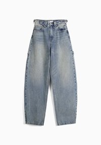 Jeans de mezclilla de color azul claro con cintura alta, diseño de pierna ancha, bolsillos frontales y una textura ligeramente desgastada.