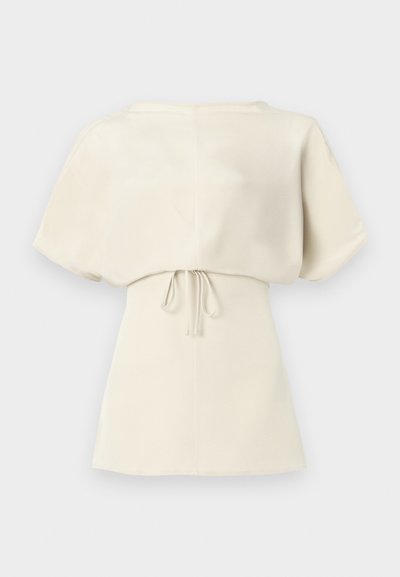 Robe courte blanc cassé avec larges manches courtes et ceinture à nouer à la taille à l'arrière, présentée sur un fond clair uni.